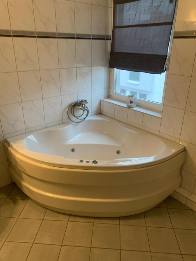Mainpark Apartment 4 Schlafzimmer Bis Zu 10 Personen Direkt Ueber Aschaffapartment Bei Aschaffenburg Mainaschaff 外观 照片